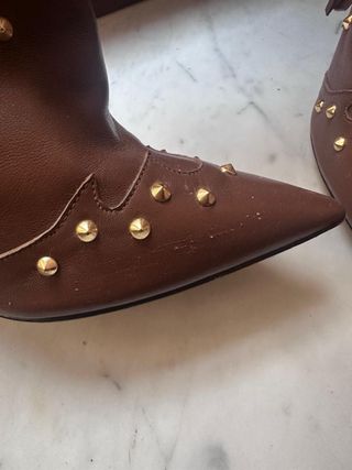 Stivali cowboy marroni con frange e borchie