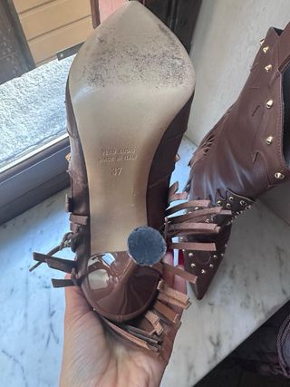 Stivali cowboy marroni con frange e borchie