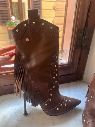 Stivali cowboy marroni con frange e borchie