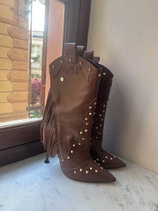 Stivali cowboy marroni con frange e borchie