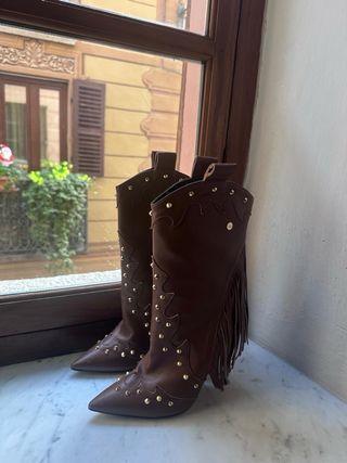 Stivali cowboy marroni con frange e borchie