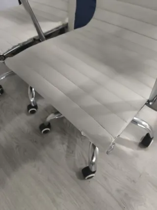 Sillas de oficina blancas y plateadas