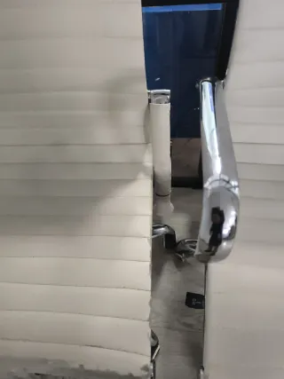 Sillas de oficina blancas y plateadas