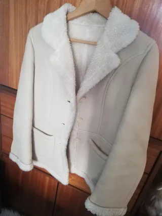 Abrigo beige con forro blanco