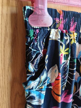 Calções azuis com padrão floral