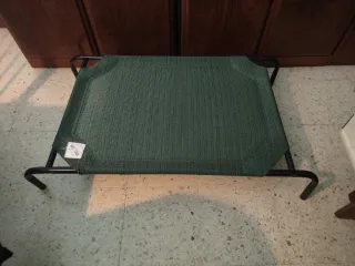 Cama elevada para perro.