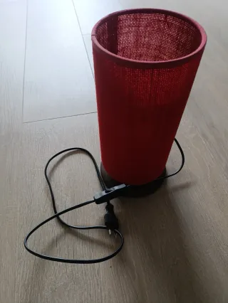 Lámpara de mesa cilíndrica roja