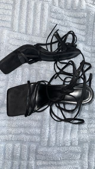 Tacones de tiras negras para mujer