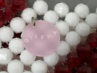 Bolso de mano de cuentas rojo y blanco