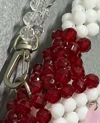 Bolso de mano de cuentas rojo y blanco