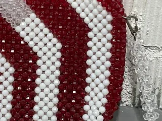 Bolso de mano de cuentas rojo y blanco
