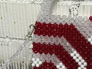 Bolso de mano de cuentas rojo y blanco