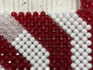 Bolso de mano de cuentas rojo y blanco