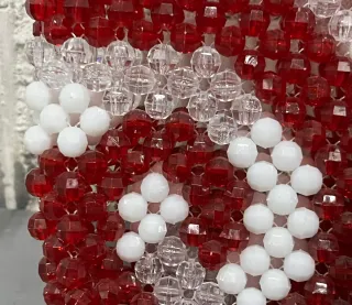 Bolso de mano de cuentas rojo y blanco