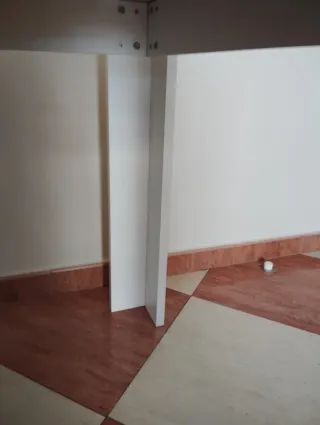 Mesa de comedor de madera color beige