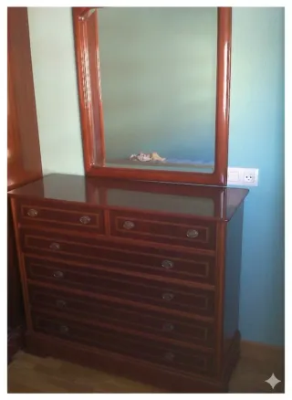 Armario de madera, mesitas y cómoda