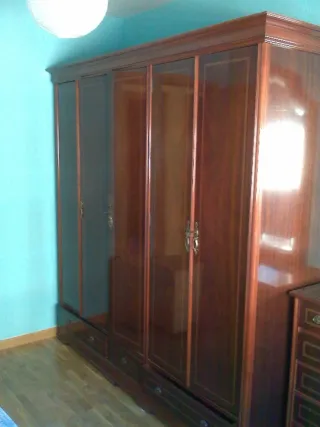 Armario de madera, mesitas y cómoda