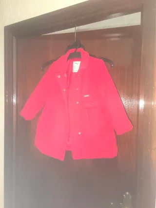 Abrigo rojo para niña