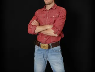 Cinturón de cuero con hebilla dorada