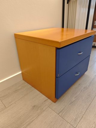 Comodino in legno con cassetti blu