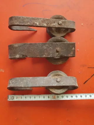 3 Poleas antiguas de metal