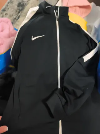 Conjunto de chándal  negro y blanco talla 13/14