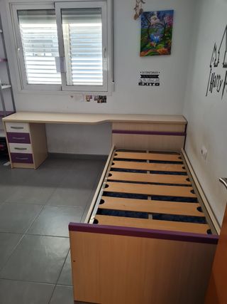 Letto matrimoniale con tavolo e scarpiera