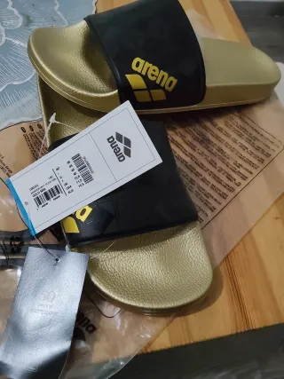 Chanclas Arena Hombre Talla 45 Doradas y Negras