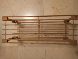 Zapatero de madera marrón