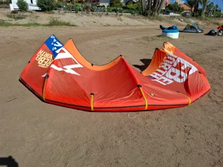 Set of 3 kites North kiteboarding 12,9,6 with bar