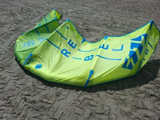 Set of 3 kites North kiteboarding 12,9,6 with bar