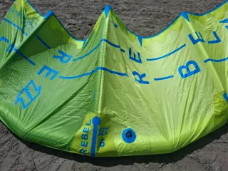 Set of 3 kites North kiteboarding 12,9,6 with bar