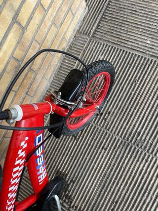 Bicicleta infantil roja.