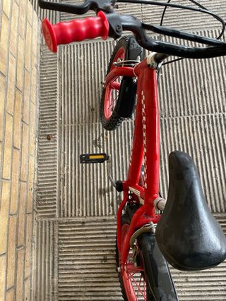 Bicicleta infantil roja.