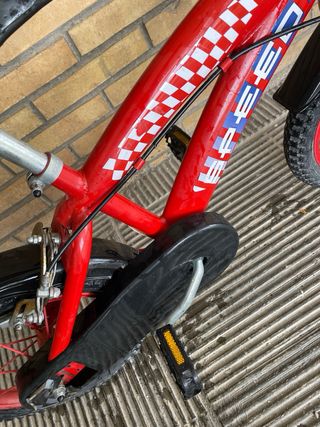 Bicicleta infantil roja.