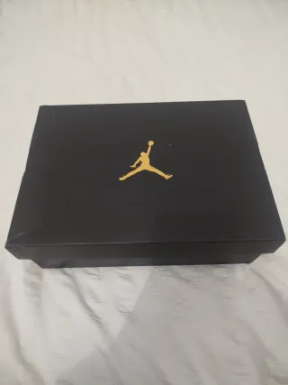 Zapatillas Jordan Negras y Rojas