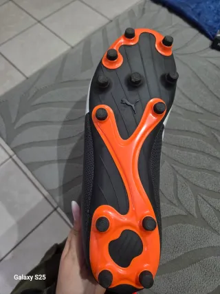 Scarpette da calcio Puma nere e arancioni