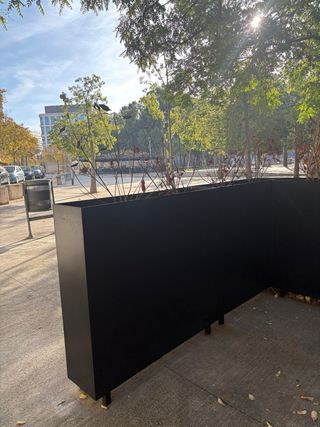 Jardineras metálicas negras en perfecto estado