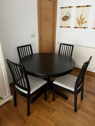Mesa extensible redonda y 4 sillas