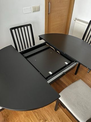 Mesa extensible redonda y 4 sillas