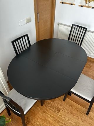 Mesa extensible redonda y 4 sillas