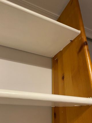 Estantería con cajonera de madera y blanco