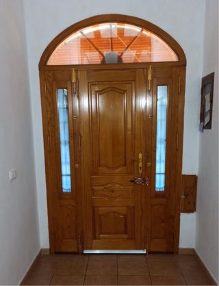 Puerta de entrada madera maciza