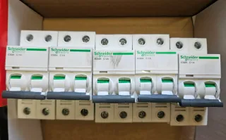 5 Interruptores Automáticos Schneider iC60H 1A