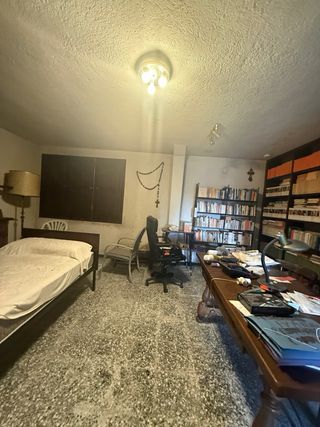 Estanterías y escritorio de madera