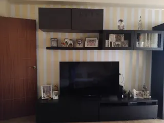 Muebles de salón color marrón negro y mesa