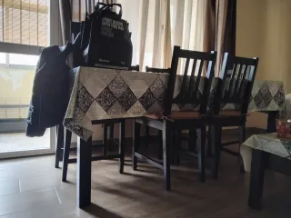 Muebles de salón color marrón negro y mesa