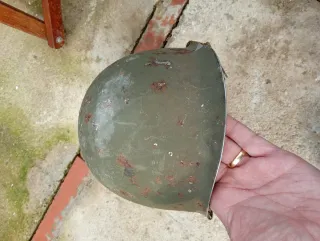 Casco militar.Tiene una bolladura chica en el lado