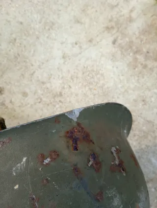 Casco militar.Tiene una bolladura chica en el lado