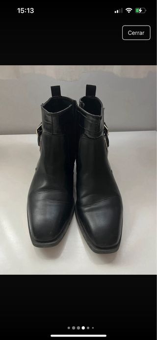 Botines negros con hebilla dorada